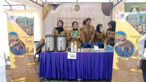 Stand Wedang Seacang Gratis HMPT dalam Kontes Domba dan Kambing